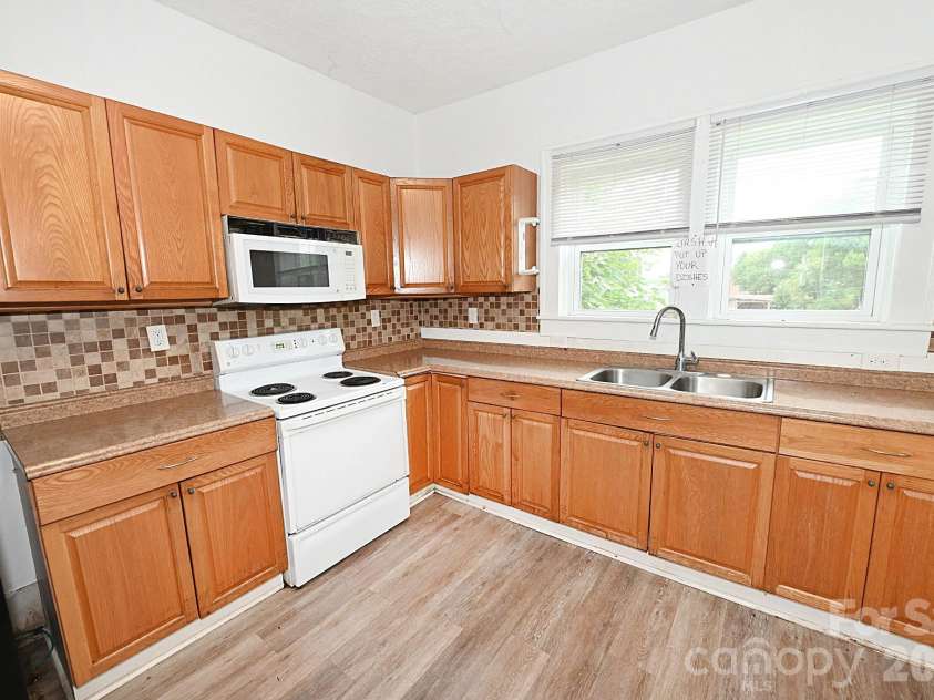 755 2nd Avenue, Hickory, NC 28602.  MLS# CAR4429303, YatesRealty ID 54450. 