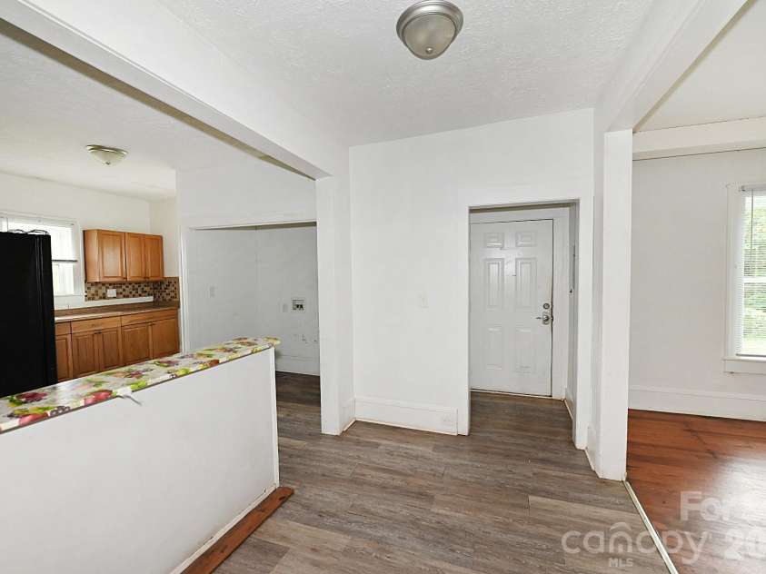 755 2nd Avenue, Hickory, NC 28602.  MLS# CAR4429303, YatesRealty ID 54450. 
