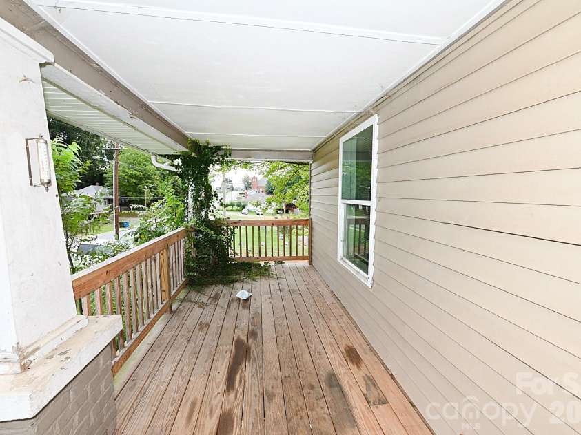 755 2nd Avenue, Hickory, NC 28602.  MLS# CAR4429303, YatesRealty ID 54450. 