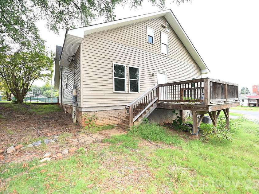 755 2nd Avenue, Hickory, NC 28602.  MLS# CAR4429303, YatesRealty ID 54450. 