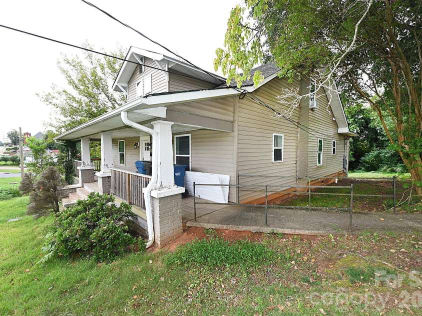 755 2nd Avenue, Hickory, NC 28602.  MLS# CAR4429303, YatesRealty ID 54450. 