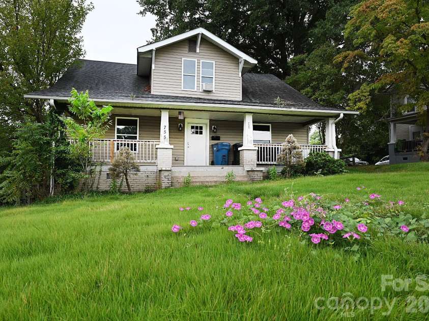 755 2nd Avenue, Hickory, NC 28602.  MLS# CAR4429303, YatesRealty ID 54450. 