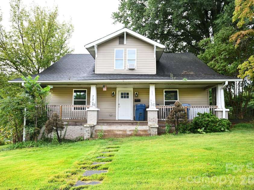 755 2nd Avenue, Hickory, NC 28602.  MLS# CAR4429303, YatesRealty ID 54450. 