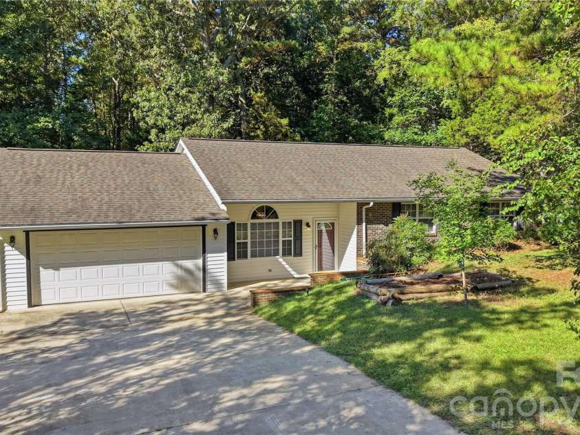 8004 Agape Lane, Waxhaw, NC 28173.  MLS# CAR4430325, YatesRealty ID 54452. 
