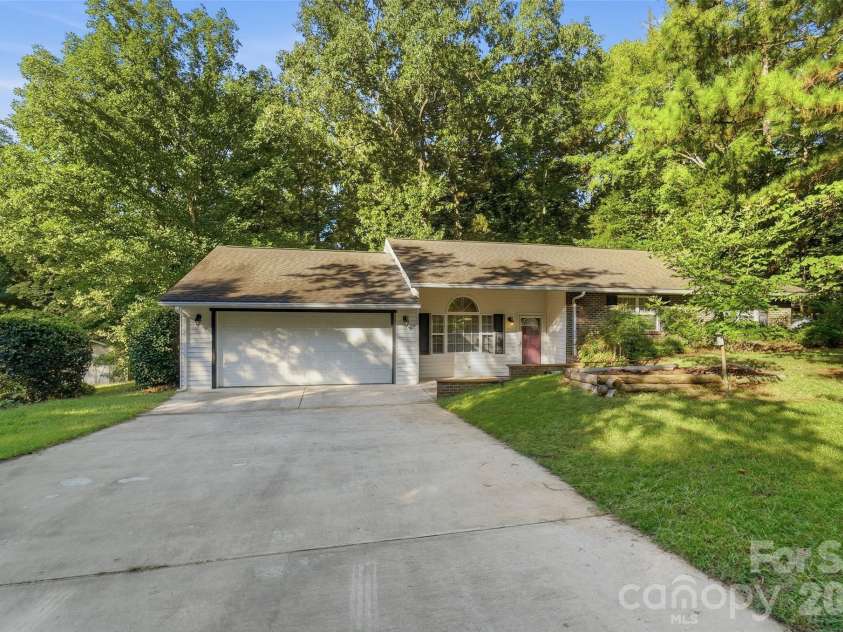 8004 Agape Lane, Waxhaw, NC 28173.  MLS# CAR4430325, YatesRealty ID 54452. 