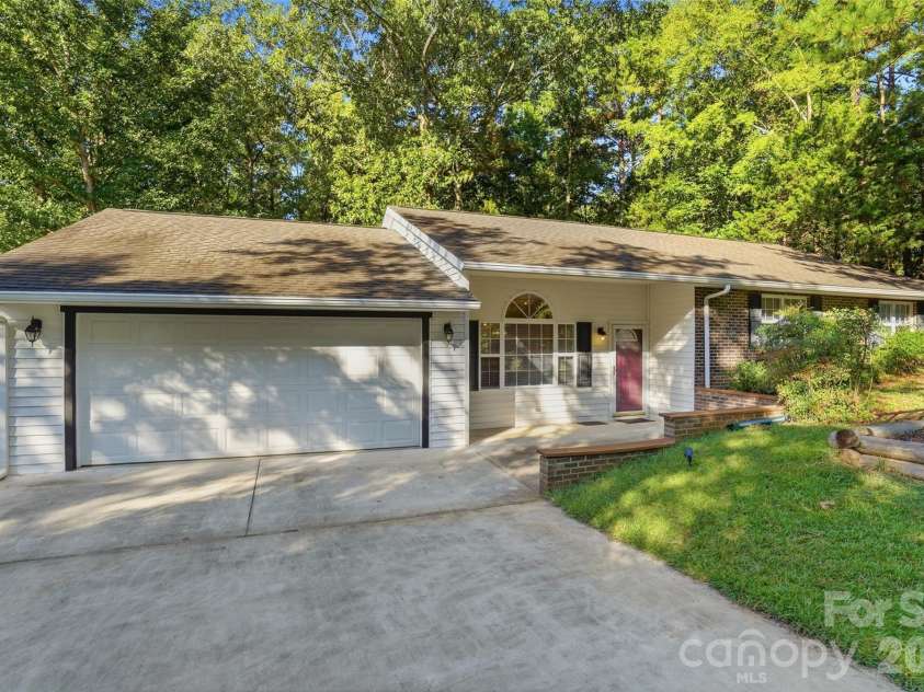 8004 Agape Lane, Waxhaw, NC 28173.  MLS# CAR4430325, YatesRealty ID 54452. 