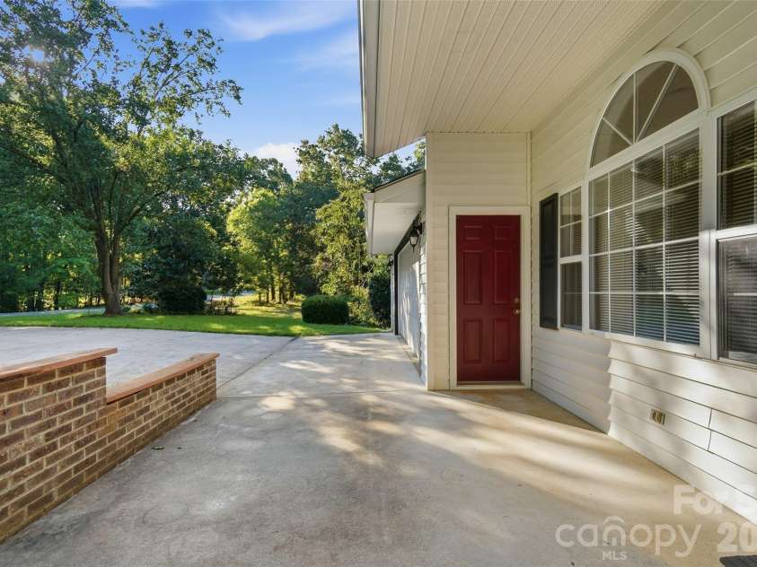 8004 Agape Lane, Waxhaw, NC 28173.  MLS# CAR4430325, YatesRealty ID 54452. 