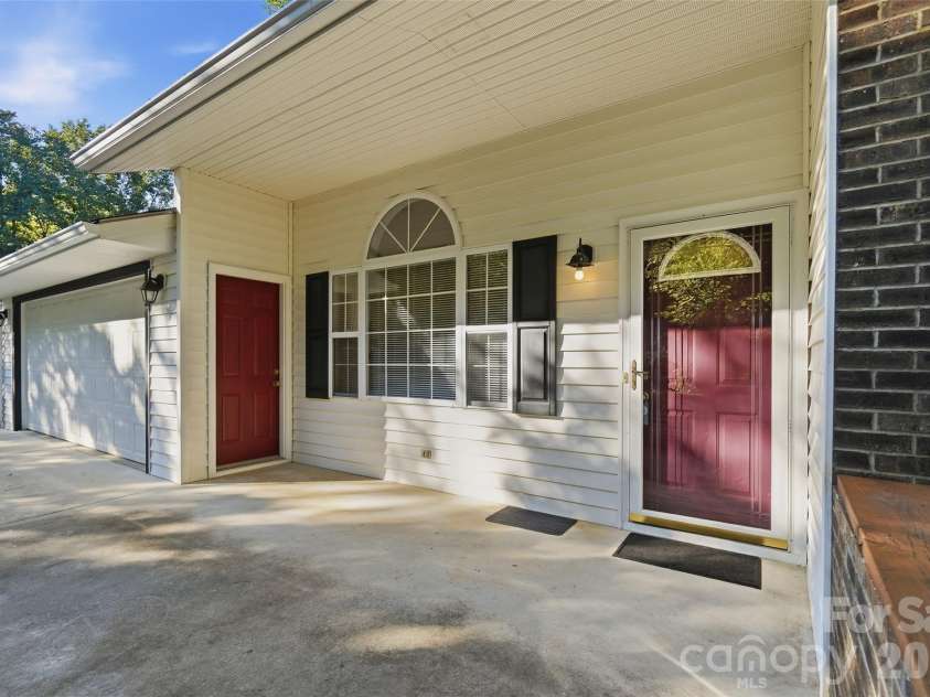 8004 Agape Lane, Waxhaw, NC 28173.  MLS# CAR4430325, YatesRealty ID 54452. 