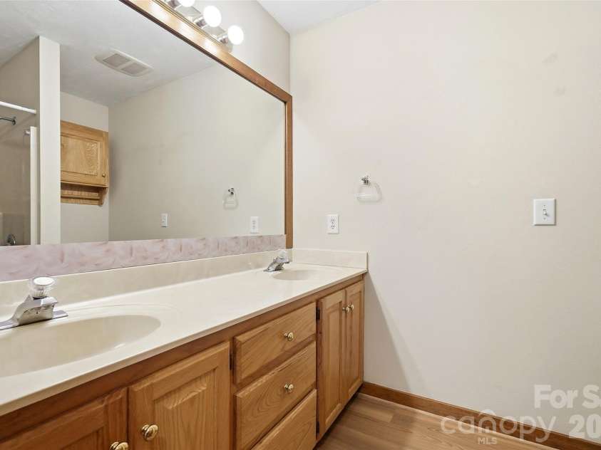8004 Agape Lane, Waxhaw, NC 28173.  MLS# CAR4430325, YatesRealty ID 54452. 