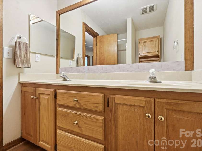 8004 Agape Lane, Waxhaw, NC 28173.  MLS# CAR4430325, YatesRealty ID 54452. 