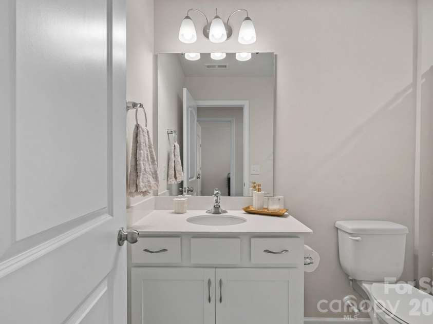 18048 Pear Hawthorne Drive, Huntersville, NC 28078.  MLS# CAR4429932, YatesRealty ID 54454. 