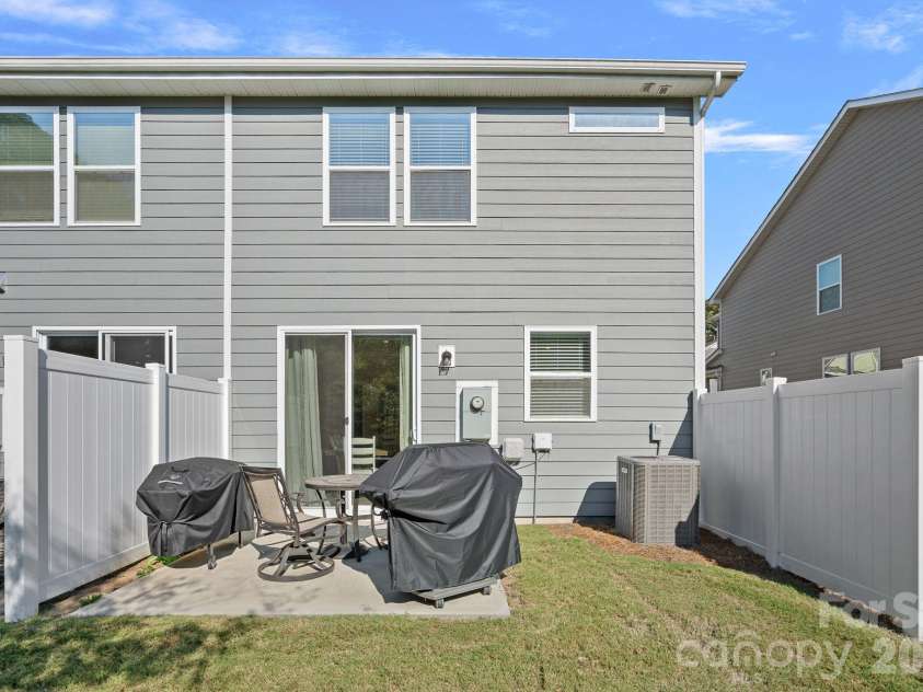 18048 Pear Hawthorne Drive, Huntersville, NC 28078.  MLS# CAR4429932, YatesRealty ID 54454. 