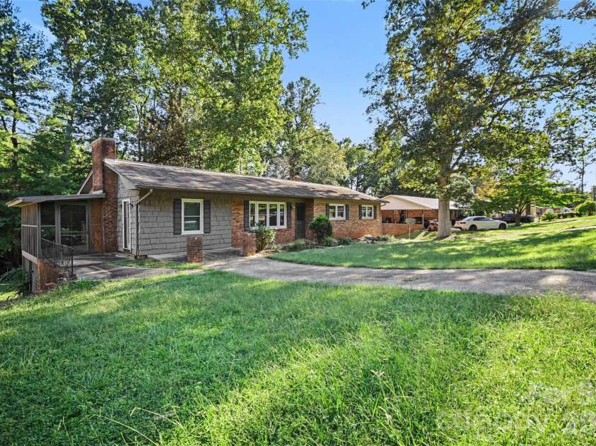 623 Westside Drive, Newton, NC 28658.  MLS# CAR4427242, YatesRealty ID 54457. 