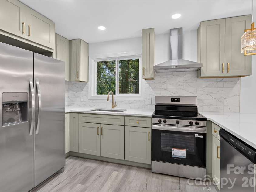 1561 Westdale Drive, Charlotte, NC 28208.  MLS# CAR4430262, YatesRealty ID 54458. 