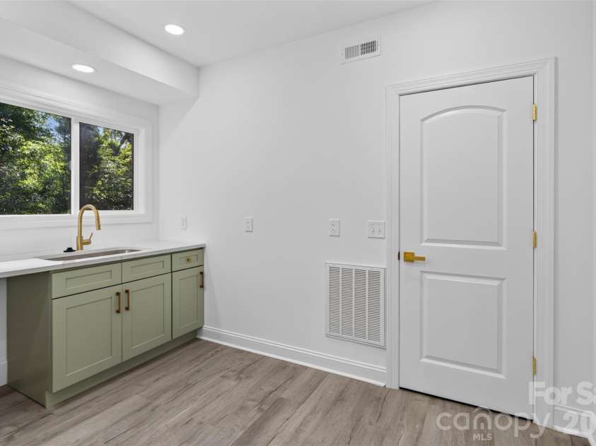 1561 Westdale Drive, Charlotte, NC 28208.  MLS# CAR4430262, YatesRealty ID 54458. 