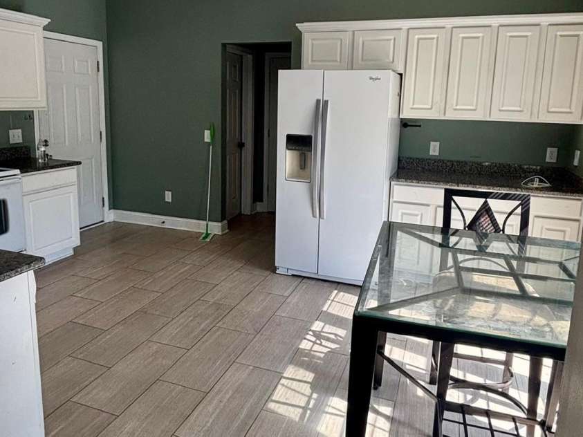 2018 Southwind Drive, Charlotte, NC 28216.  MLS# CAR4300833, YatesRealty ID 5446. Breakfast area
