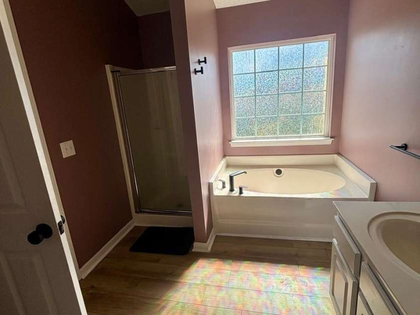 2018 Southwind Drive, Charlotte, NC 28216.  MLS# CAR4300833, YatesRealty ID 5446. Master Bath with garden tub