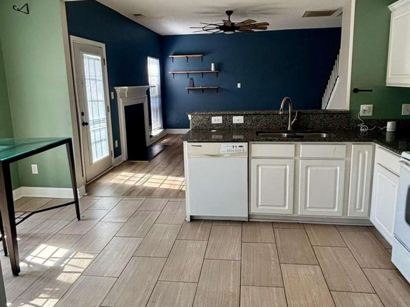 2018 Southwind Drive, Charlotte, NC 28216.  MLS# CAR4300833, YatesRealty ID 5446. Spacious kitchen