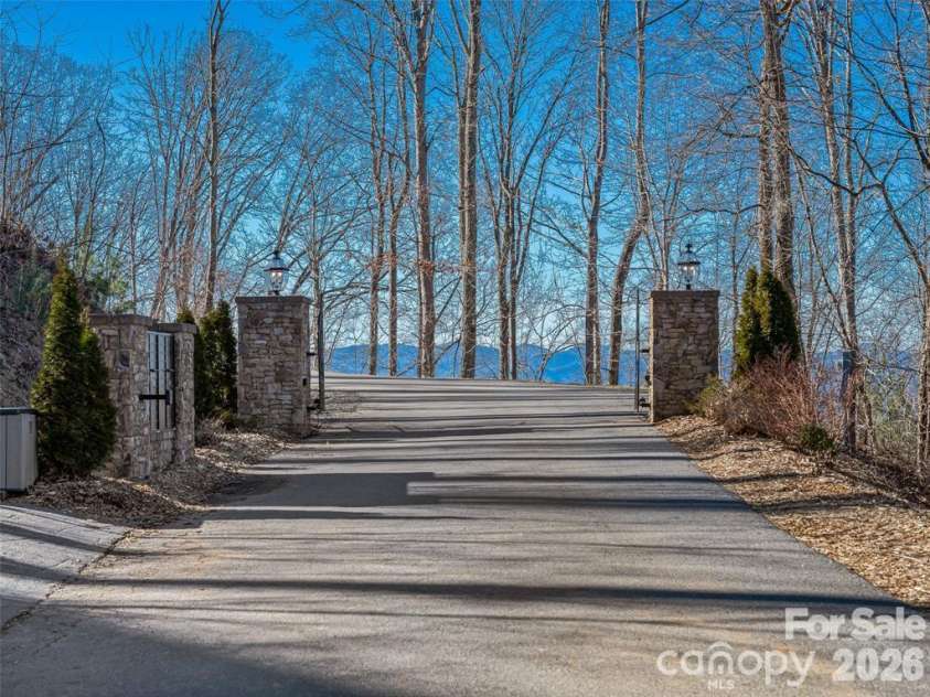 5 Soaring Hawk View, Asheville, NC 28804.  MLS# CAR4428342, YatesRealty ID 54462. 
