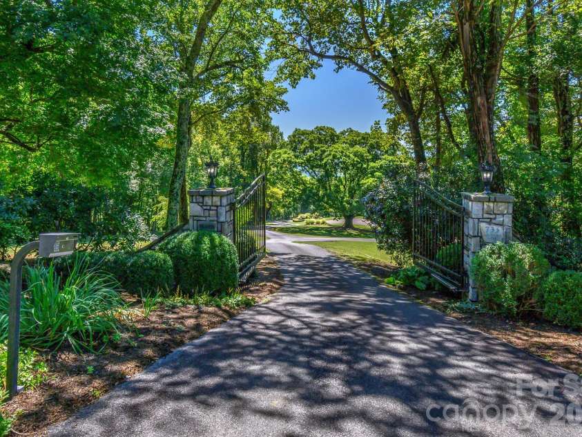 733 Dogwood Lane, Blowing Rock, NC 28605.  MLS# CAR4429155, YatesRealty ID 54463. 