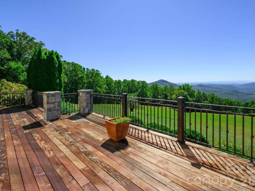 733 Dogwood Lane, Blowing Rock, NC 28605.  MLS# CAR4429155, YatesRealty ID 54463. 