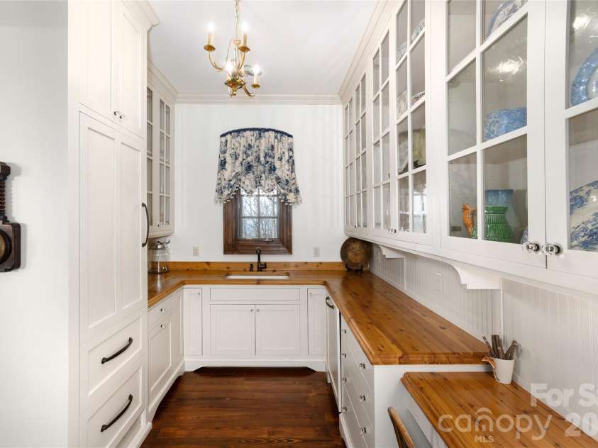 733 Dogwood Lane, Blowing Rock, NC 28605.  MLS# CAR4429155, YatesRealty ID 54463. 