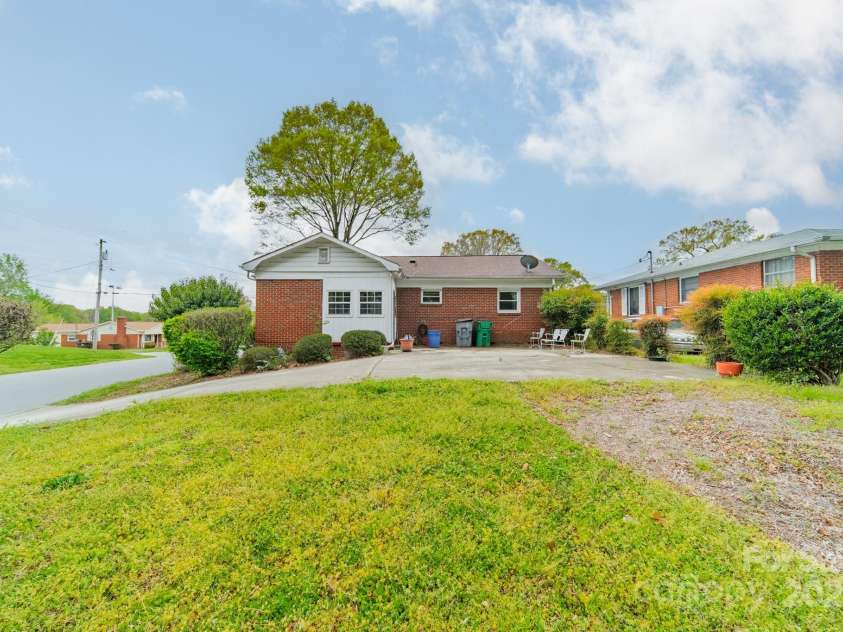 1400 Russell Avenue, Charlotte, NC 28216.  MLS# CAR4237759, YatesRealty ID 5447. Back