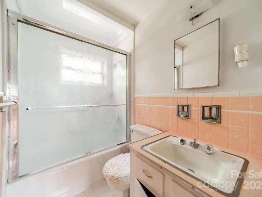 1400 Russell Avenue, Charlotte, NC 28216.  MLS# CAR4237759, YatesRealty ID 5447. Bathroom