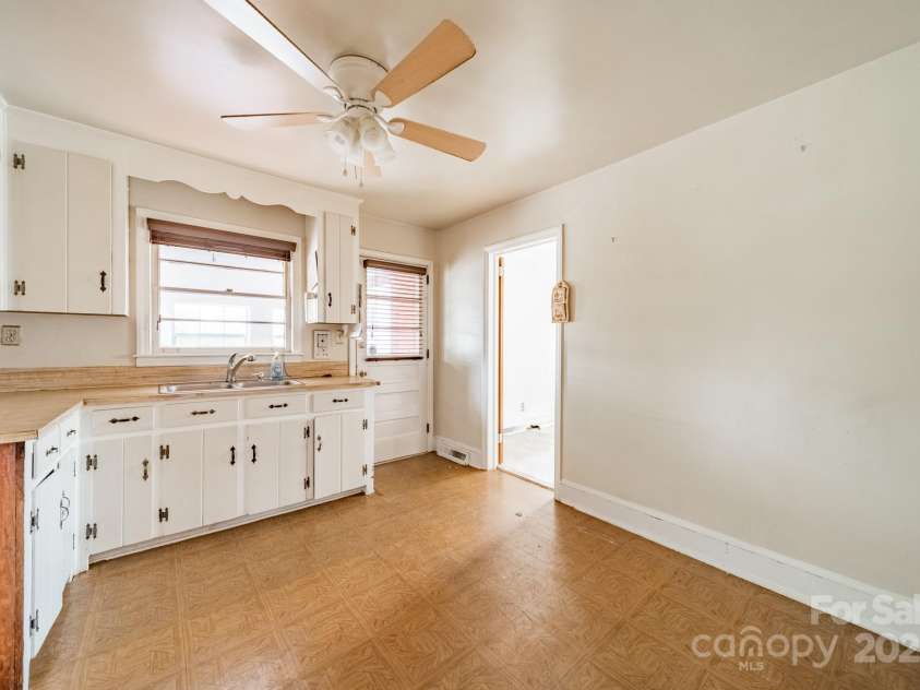 1400 Russell Avenue, Charlotte, NC 28216.  MLS# CAR4237759, YatesRealty ID 5447. Kitchen
