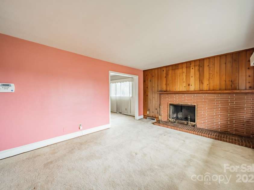 1400 Russell Avenue, Charlotte, NC 28216.  MLS# CAR4237759, YatesRealty ID 5447. Living