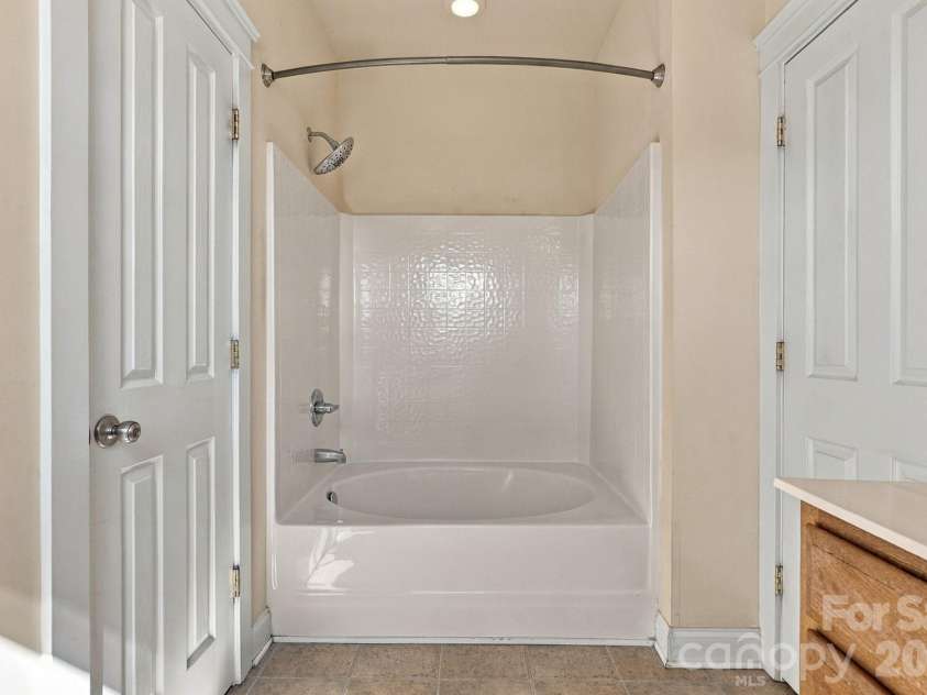 16411 Leavitt Lane, Davidson, NC 28036.  MLS# CAR4429134, YatesRealty ID 54472. 