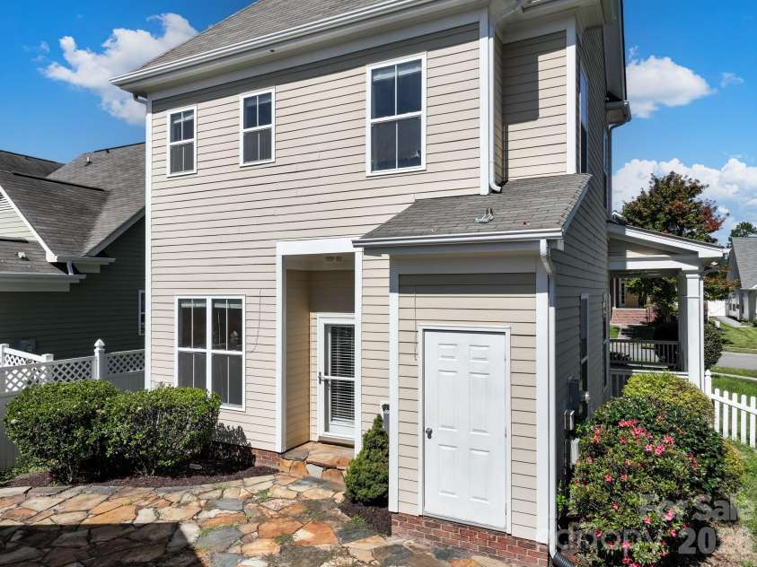 16411 Leavitt Lane, Davidson, NC 28036.  MLS# CAR4429134, YatesRealty ID 54472. 
