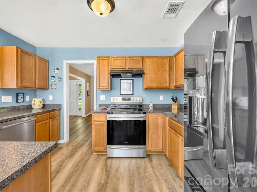 19822 Davidson Concord Road, Davidson, NC 28036.  MLS# CAR4429435, YatesRealty ID 54473. Stainless steel appliances