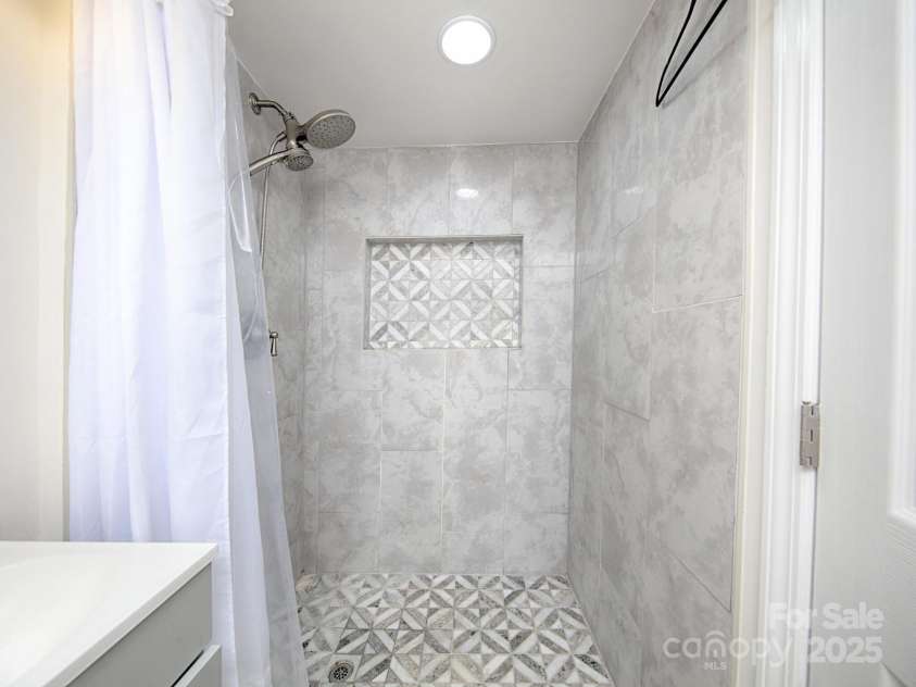 3119 Hickory Highway, Statesville, NC 28677.  MLS# CAR4161223, YatesRealty ID 5449. Basement bathroom