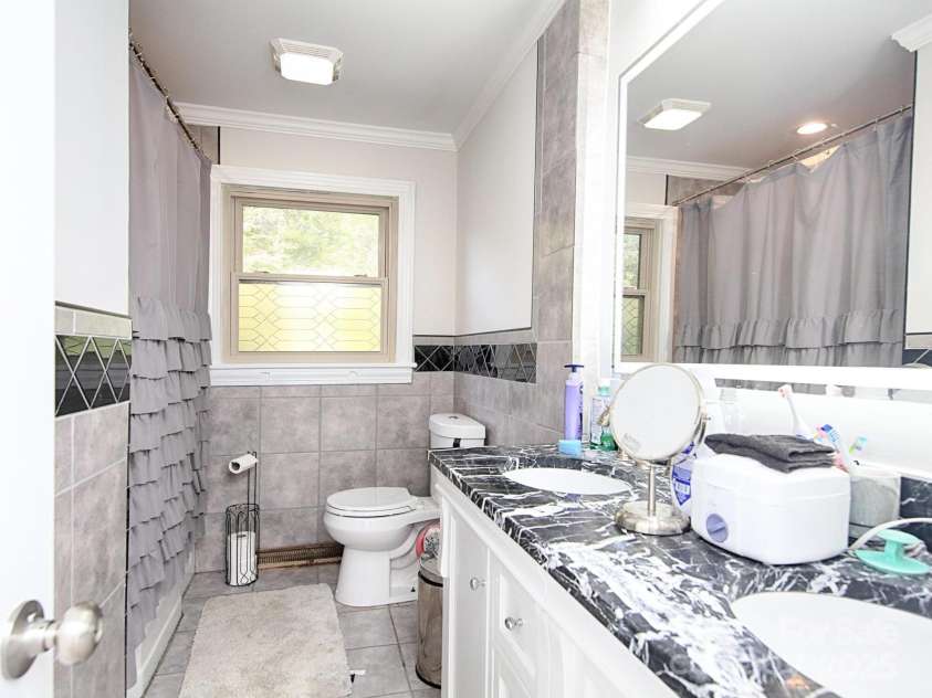 3119 Hickory Highway, Statesville, NC 28677.  MLS# CAR4161223, YatesRealty ID 5449. Main floor bathroom