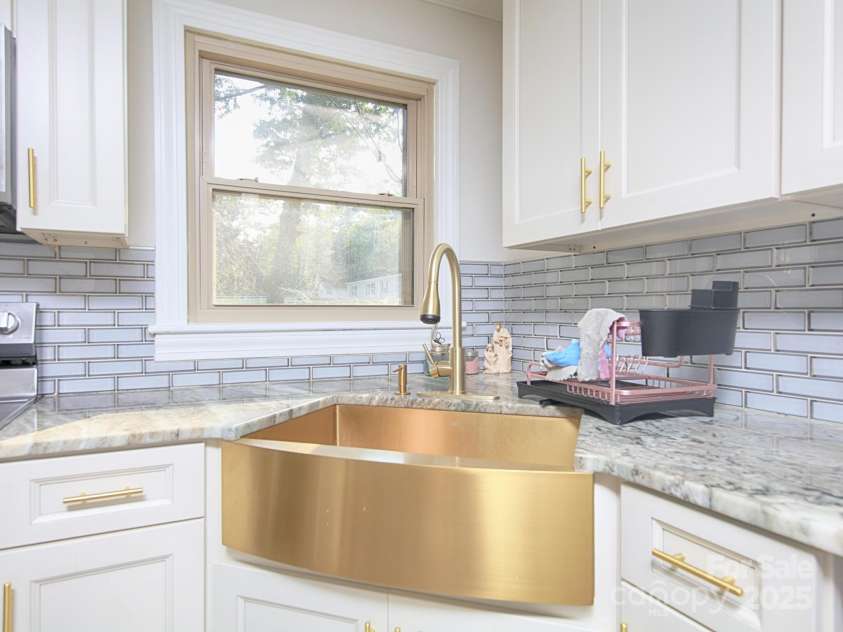 3119 Hickory Highway, Statesville, NC 28677.  MLS# CAR4161223, YatesRealty ID 5449. Stunning kitchen