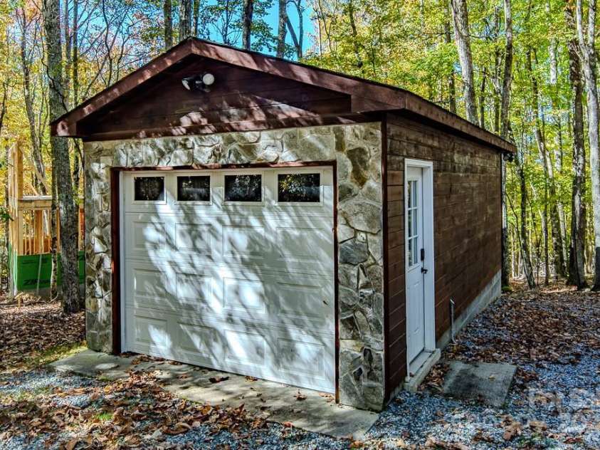 719 Pine Ridge Road, Beech Mountain, NC 28604.  MLS# CAR4315969, YatesRealty ID 545. 