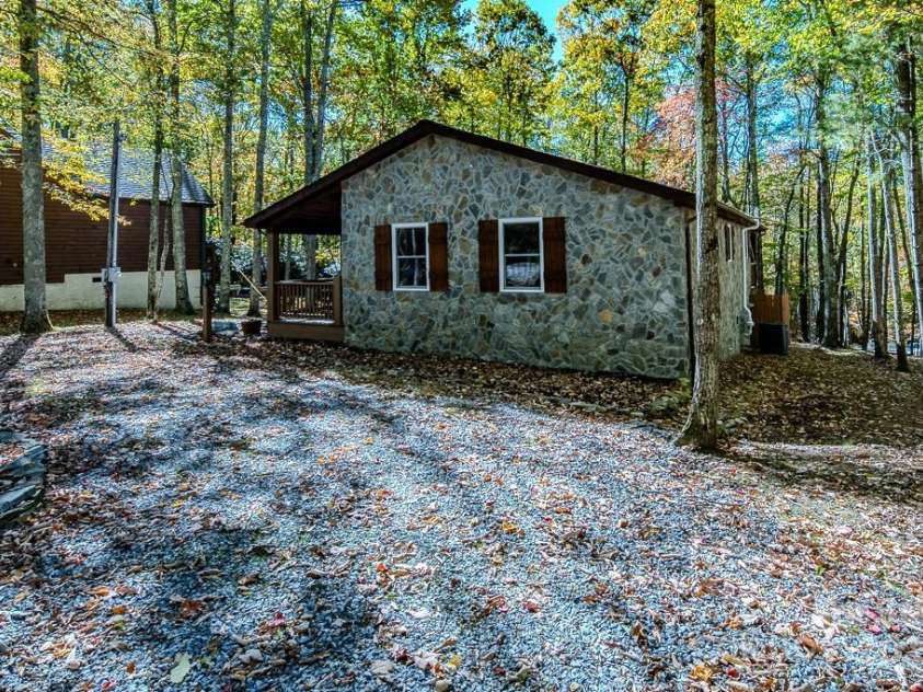 719 Pine Ridge Road, Beech Mountain, NC 28604.  MLS# CAR4315969, YatesRealty ID 545. 