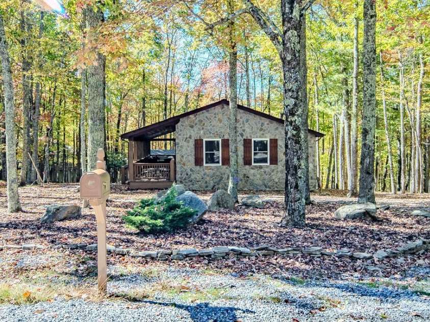 719 Pine Ridge Road, Beech Mountain, NC 28604.  MLS# CAR4315969, YatesRealty ID 545. 