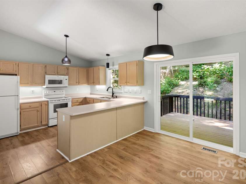 39 Mountain Site Lane, Asheville, NC 28803.  MLS# CAR4430825, YatesRealty ID 54505. Kitchen