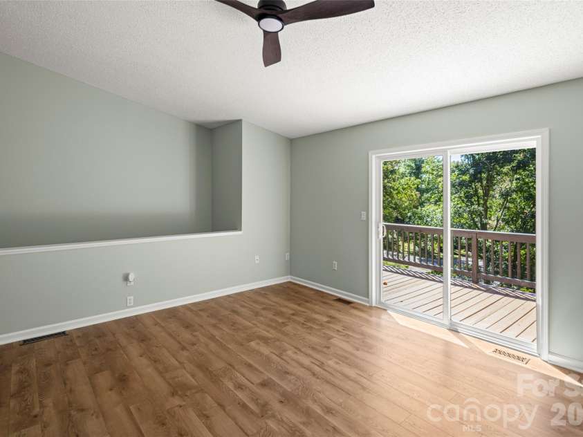 39 Mountain Site Lane, Asheville, NC 28803.  MLS# CAR4430825, YatesRealty ID 54505. Living room