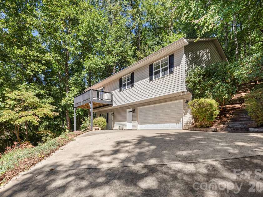 39 Mountain Site Lane, Asheville, NC 28803.  MLS# CAR4430825, YatesRealty ID 54505. Welcome Home!