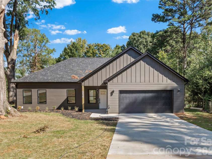 2303 Frederick Drive, Winston Salem, NC 27103.  MLS# CAR4430958, YatesRealty ID 54506. 