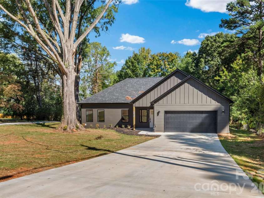 2303 Frederick Drive, Winston Salem, NC 27103.  MLS# CAR4430958, YatesRealty ID 54506. 