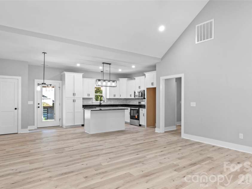 2303 Frederick Drive, Winston Salem, NC 27103.  MLS# CAR4430958, YatesRealty ID 54506. 
