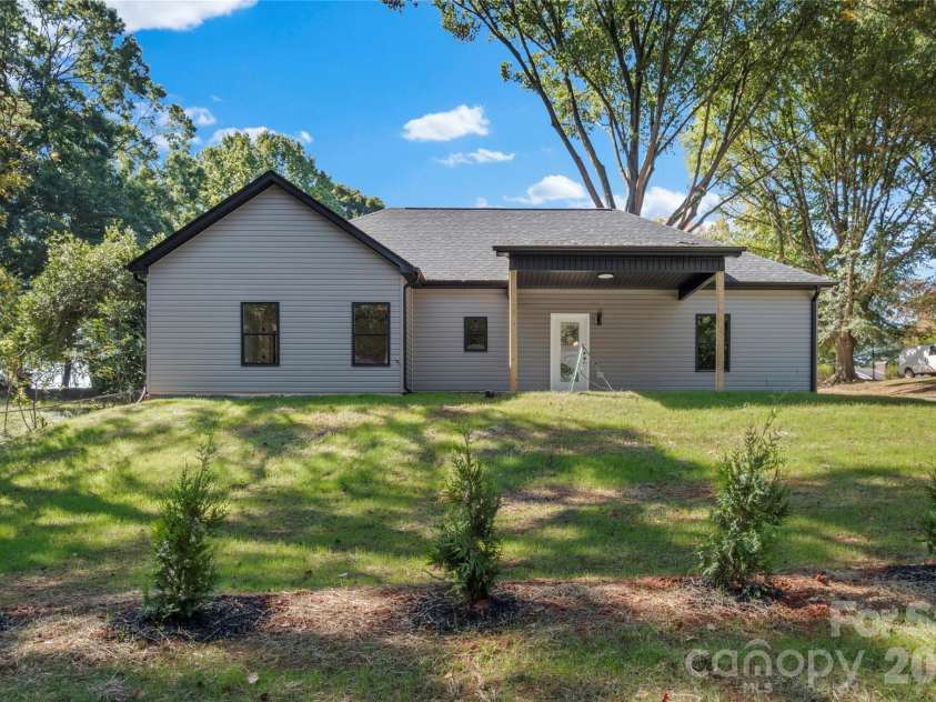 2303 Frederick Drive, Winston Salem, NC 27103.  MLS# CAR4430958, YatesRealty ID 54506. 