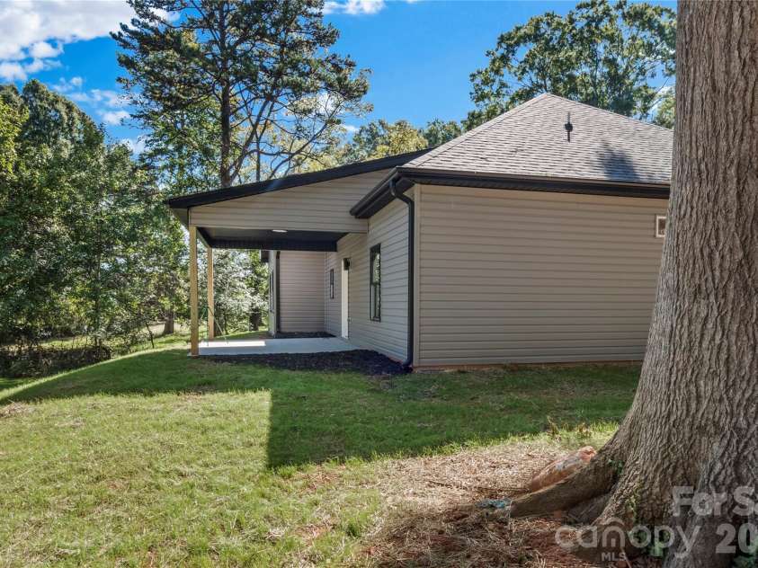 2303 Frederick Drive, Winston Salem, NC 27103.  MLS# CAR4430958, YatesRealty ID 54506. 