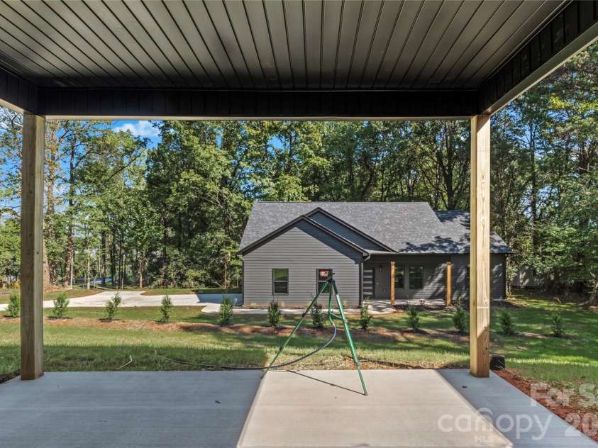 2303 Frederick Drive, Winston Salem, NC 27103.  MLS# CAR4430958, YatesRealty ID 54506. 