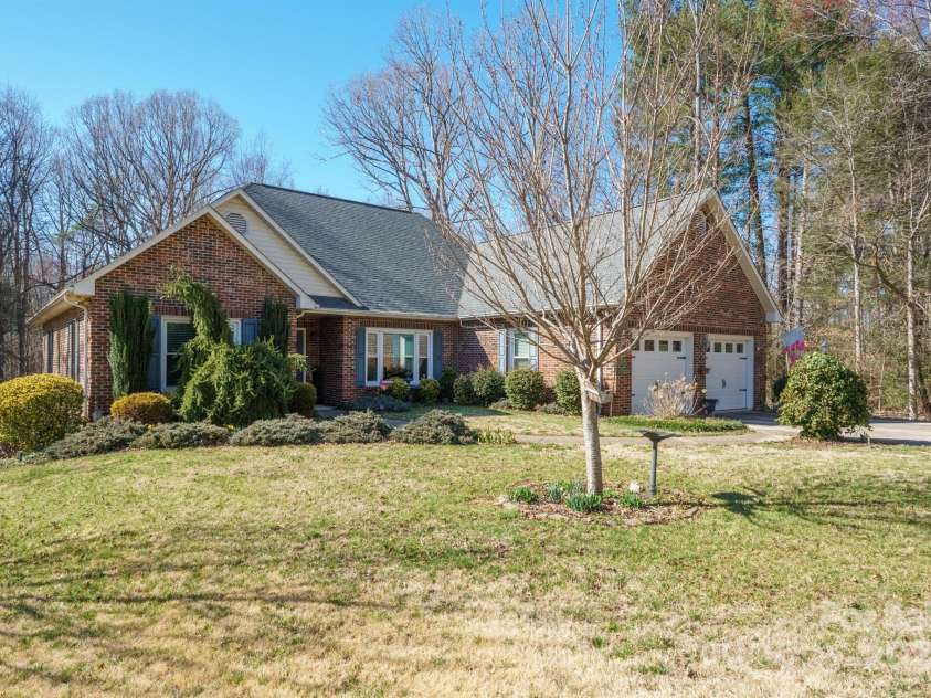 141 Spring Street, Hudson, NC 28638.  MLS# CAR4233330, YatesRealty ID 5451. 
