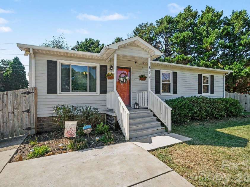 815 Mooresville Road, Salisbury, NC 28144.  MLS# CAR4430898, YatesRealty ID 54512. 